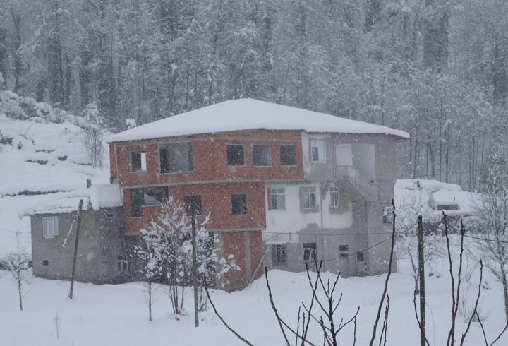 Rize’de 60 köy yolu kardan kapandı