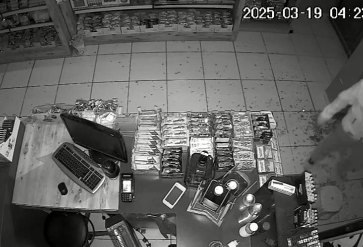 Tekel bayisinden hırsızlık kamerada