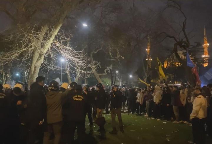 İstanbul - Saraçhane'deki kalabalık içerisinde taşkınlık çıkaranlara polis müdahalesi