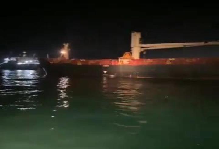 Son Dakika! Ahırkapı'da yük gemisi karaya oturdu
