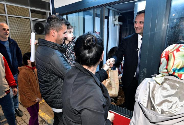 Bornova'da metro çıkışında iftar kumanyası dağıtılıyor