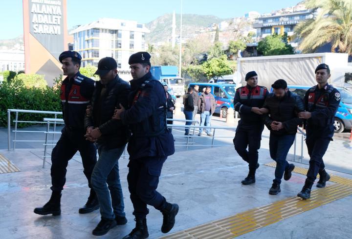 Tefeci suç örgütünün 7 şüphelisi adliyede