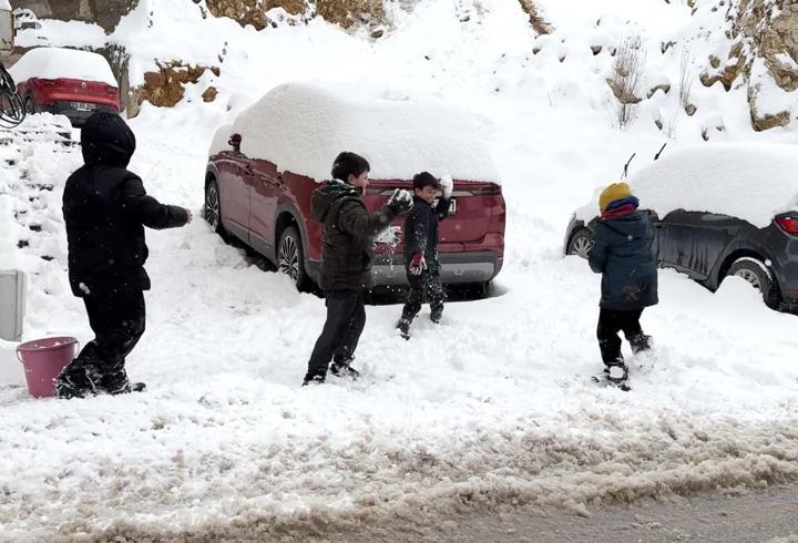 Bayburt'ta 37 köy yolu kardan kapandı