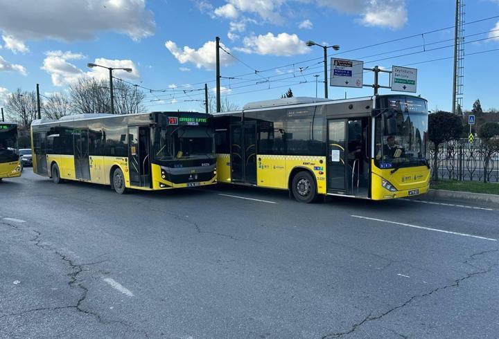 Fatih'te 2 İETT otobüsünün çarpışması ulaşımı aksattı
