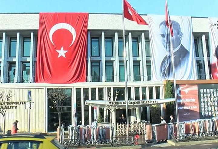 Saraçhane'deki İBB binasında camları kırılan pencereler kapatıldı