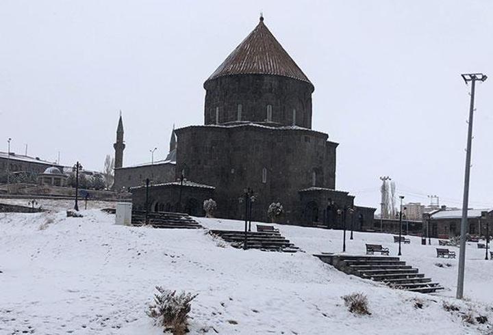 3 şehirde kar yağışı etkili oldu