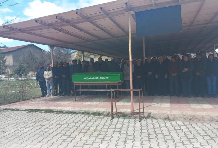 Otomobilin devrildiği kaza ölen Emre toprağa verildi