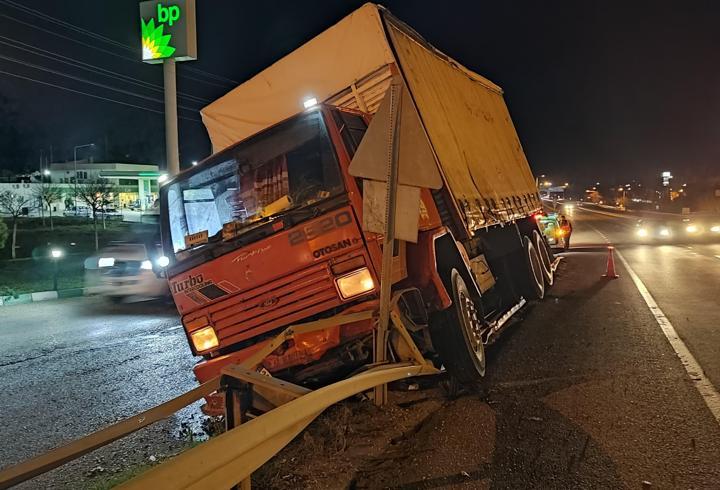 Edirne’de demir bariyerlere çarpan kamyonun sürücüsü yaralandı 