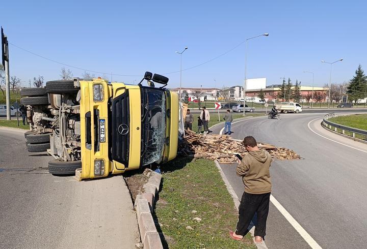 Devrilen ahşap palet yüklü kamyonun sürücüsü yaralandı