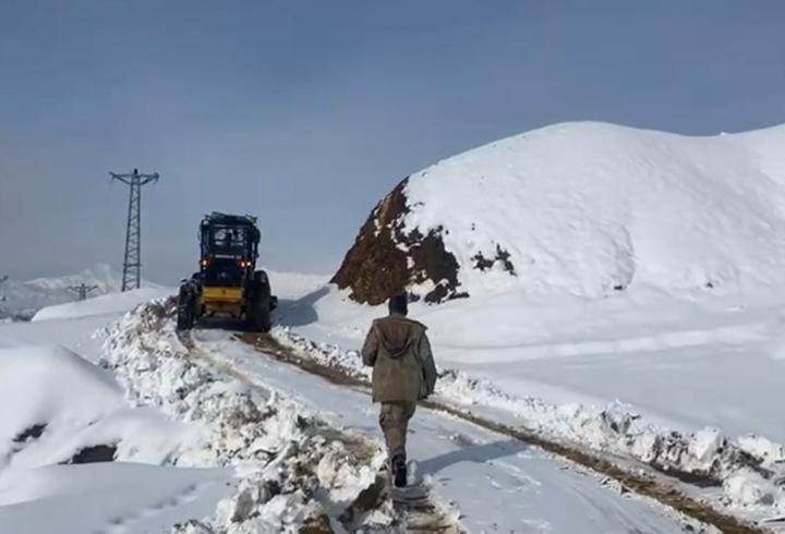 Sason’da 12 yerleşim yerinin yolu kardan kapandı