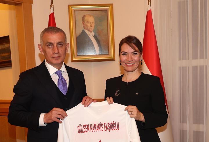 TFF Başkanı Hacıosmanoğlu'ndan, Macaristan maçı öncesi elçiliğe ziyaret