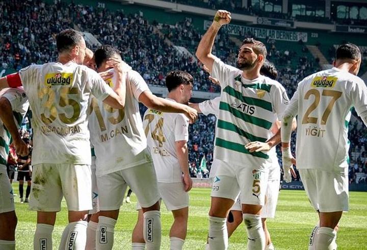 Bursaspor yeni hocasıyla farkı yeniden açtı