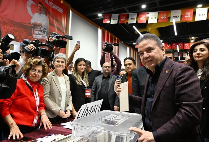 Antalya’da CHP’liler, ön seçim için sandık başına gitti
