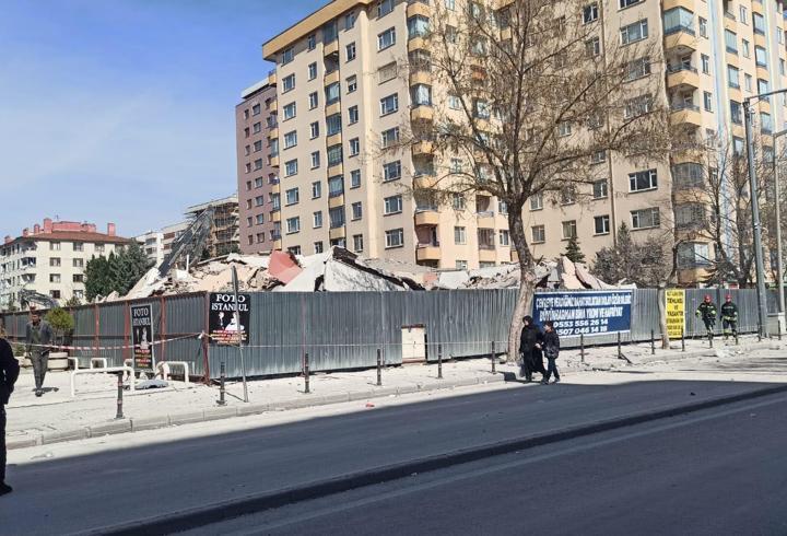6 katlı bina yıkım sırasında çöktü