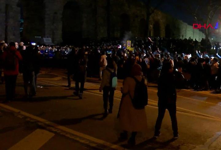 Tornavida, pense, balta ve asit... Göstericiler İstanbul ve Ankara'da polise saldırdı