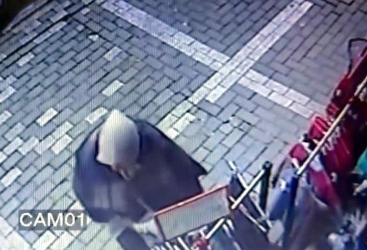 İstanbul-Avcılar'da kıyafet hırsızlığı kamerada