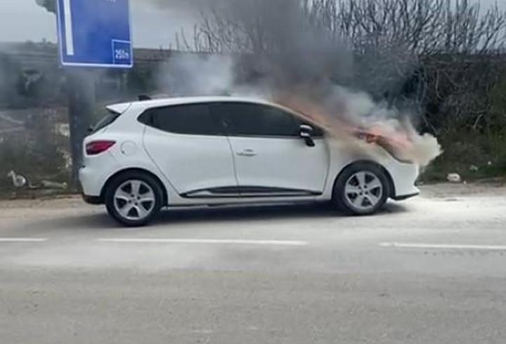 Seyir halindeki otomobilin motoru yandı