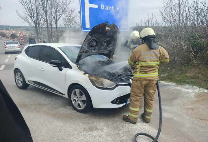 Karabük'te park halindeki otomobil yandı