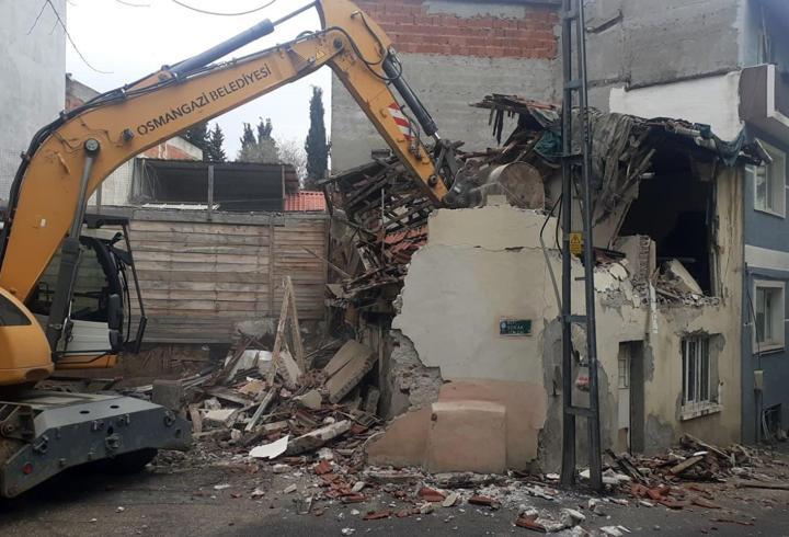 Osmangazi'de metruk binalar yıkılıyor