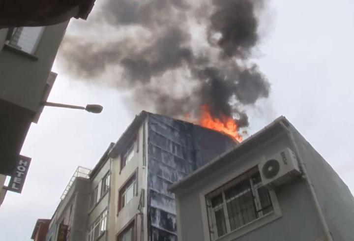 SON DAKİKA... Beyoğlu'nda 3 katlı binada yangın! 