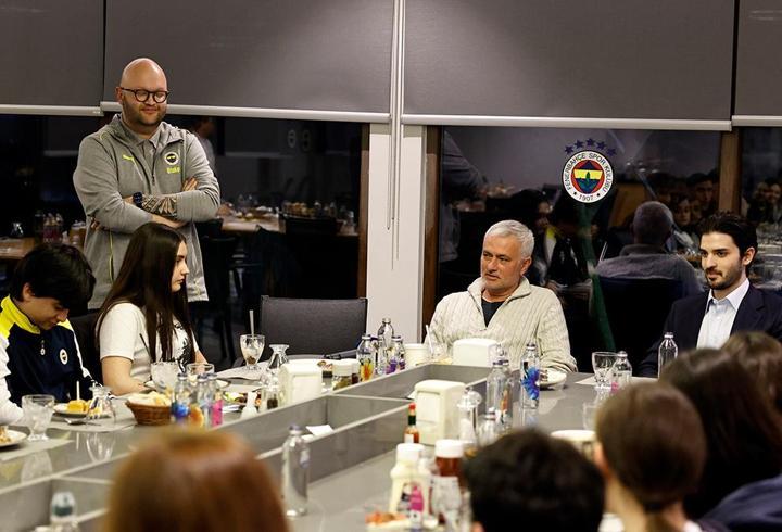 Fenerbahçe'de Jose Mourinho, burs verilen çocuklarla iftarda buluştu