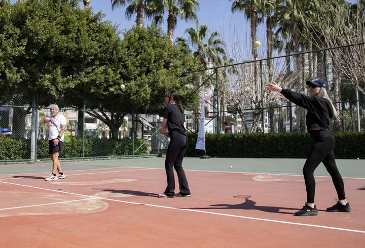 Belediyeden ücretsiz tenis kursu eğitimi