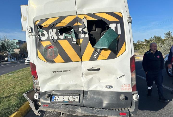 Mardin’de TIR’ın çarptığı minibüsteki 2 kişi yaralandı