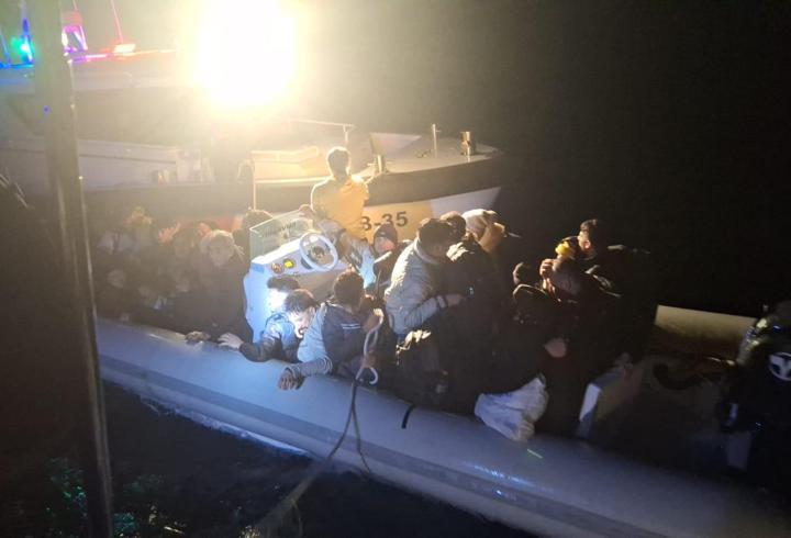 Bodrum’da 33 kaçak göçmen ile 1 göçmen kaçakçısı yakalandı
