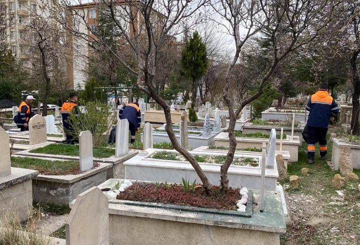 Mezarlıklarda bayram temizliği