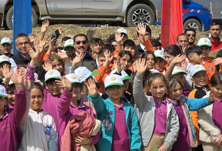 Hatay'da bin fidan toprakla buluşturuldu