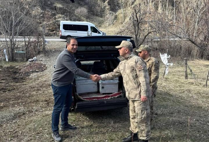 Bingöl’de çalınan arı kovanları, bulunarak sahibine teslim edildi