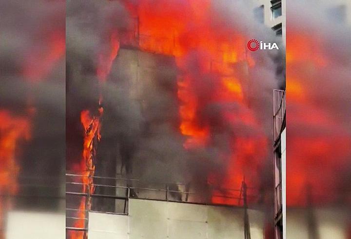 Tadilattaki binada yangın: İşçiler alevlerin ortasında kaldı 