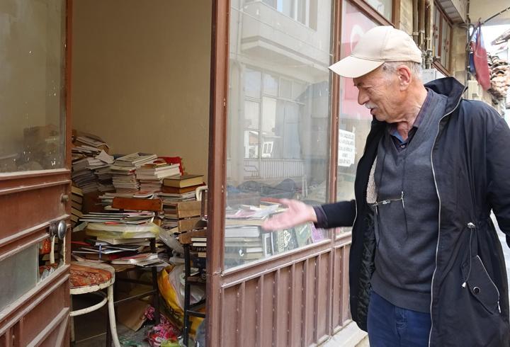 Camını kırıp girdikleri kitabevinden, ikinci el kitap çaldılar