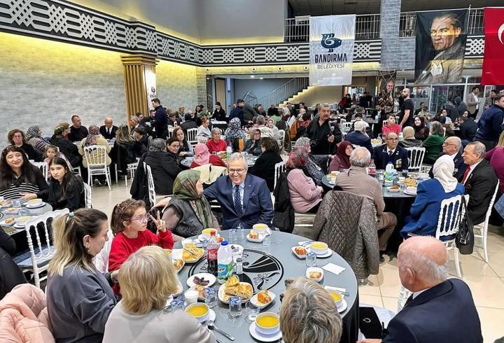 Bandırma Belediyesi şehit aileleri ve gaziler için iftar programı düzenledi