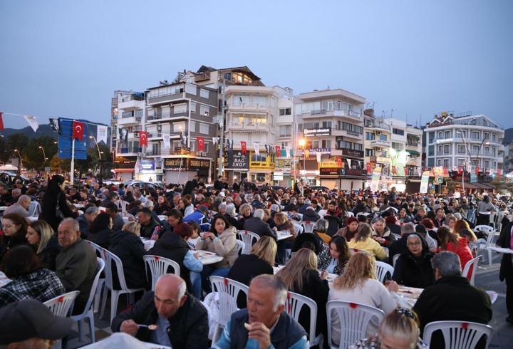 Marmaris Belediyesi binlerce kişiyi iftarda ağırladı