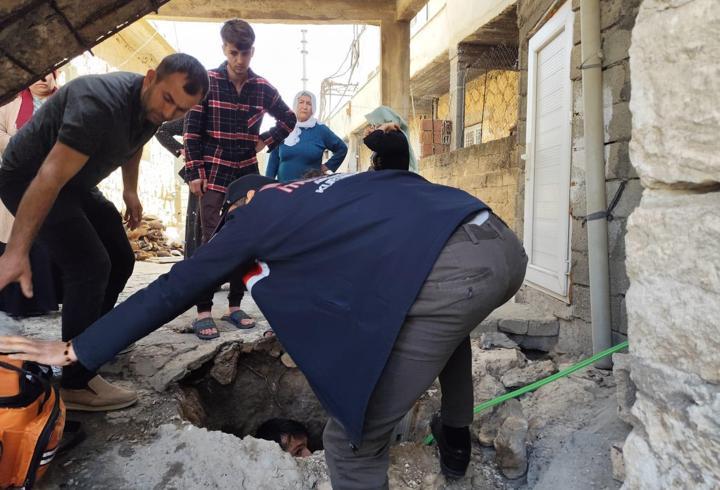 4 metre derinliğindeki kuyuya düşüp yaralandı
