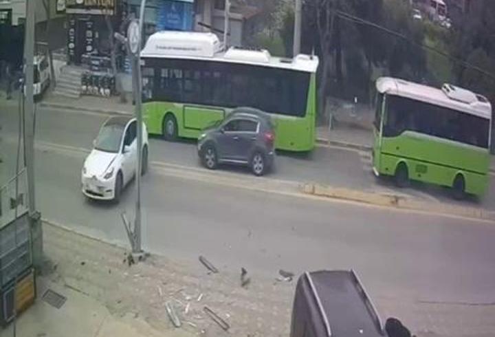 Kazada savrulan araç, yayaya çarptı: 2 yaralı