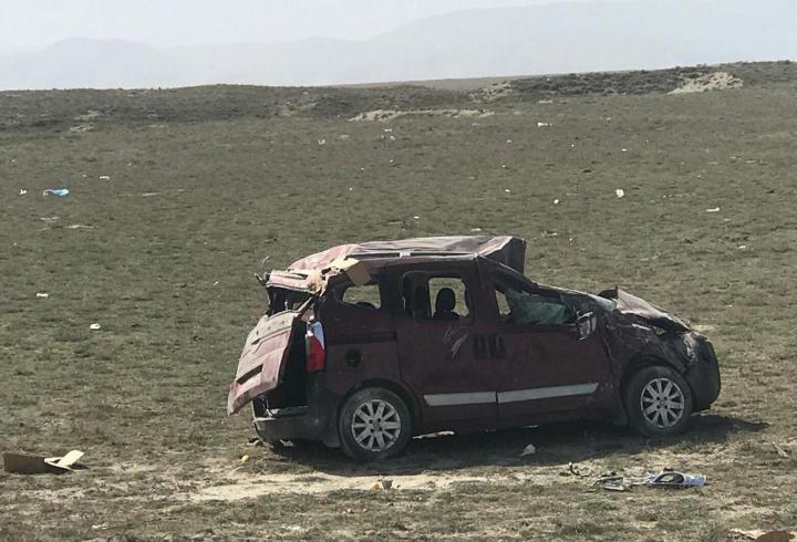 Hafif ticari araç takla attı: 5 yaralı