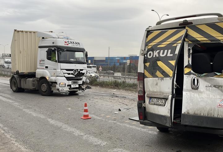 İşçi servis minibüsü ile TIR kafa kafaya çarpıştı: 8 yaralı 