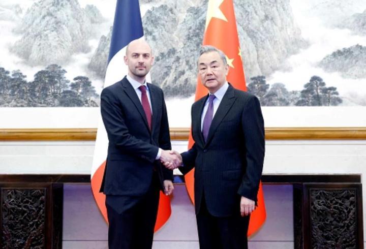 Fransa Dışişleri Bakanı Pekin'de: Çinli mevkidaşı Wang Yi ile görüştü