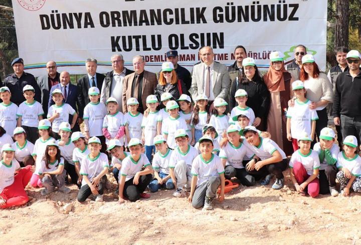 Erdemli'de minik öğrenciler fidan dikti