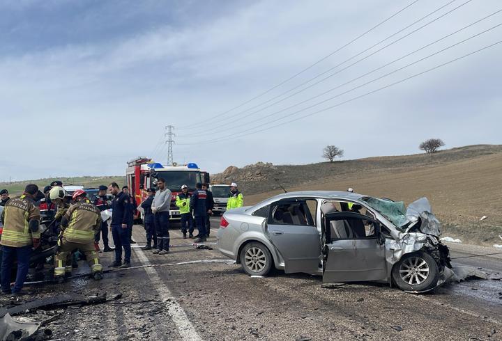 Ankara'da iki otomobil çarpıştı: 6 ölü, 3 yaralı