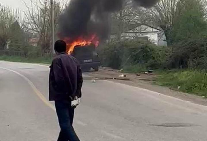 Alev alan otomobil kullanılamaz hale geldi