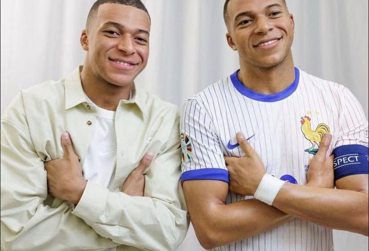Kylian Mbappe, balmumu heykelini inceledi