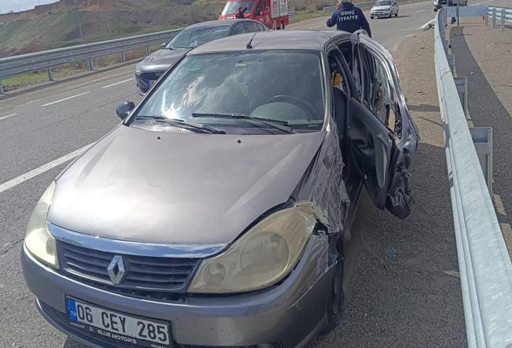Bingöl’de bariyerlere çarpan otomobildeki 5 kişi yaralandı