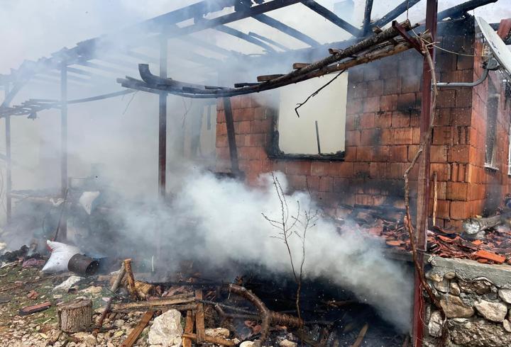 Burdur'da yangın çıkan ev kullanılamaz hale geldi