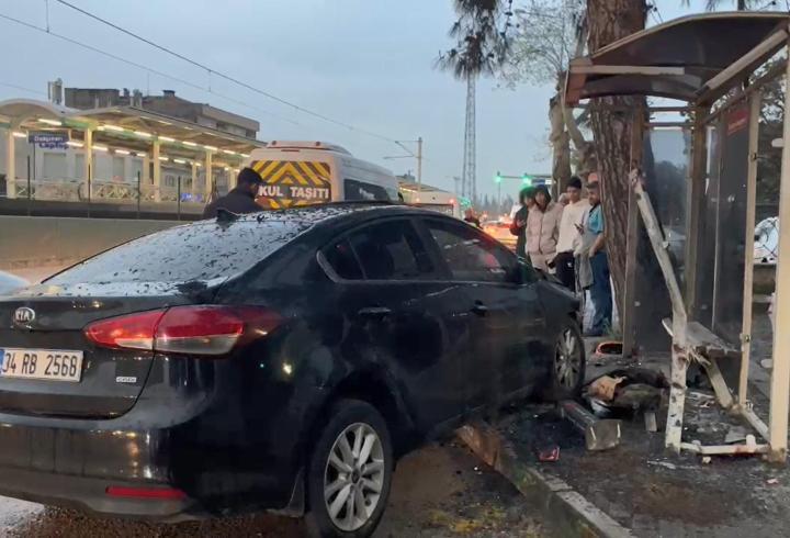 Bursa'da otomobil, otobüs durağına daldı; 6 yaralı
