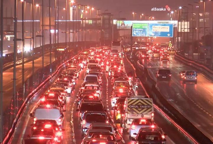 İstanbul - İstanbul'da trafik yoğunluğu gece de sürdü