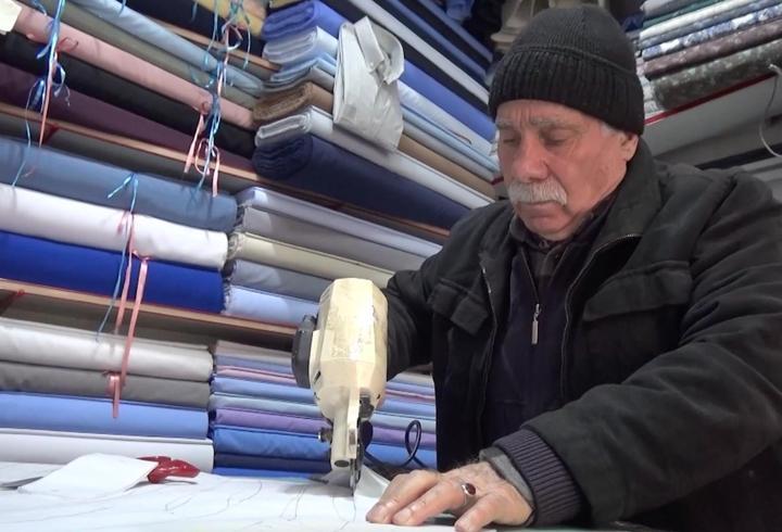 Reşat usta, 61 yıldır gömlek dikiyor