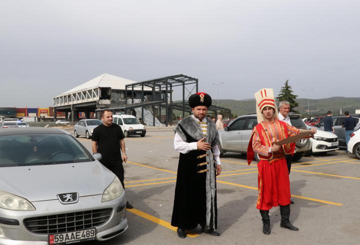 Padişah ve yeniçeri kıyafetleri giyip sürücüleri uyardılar